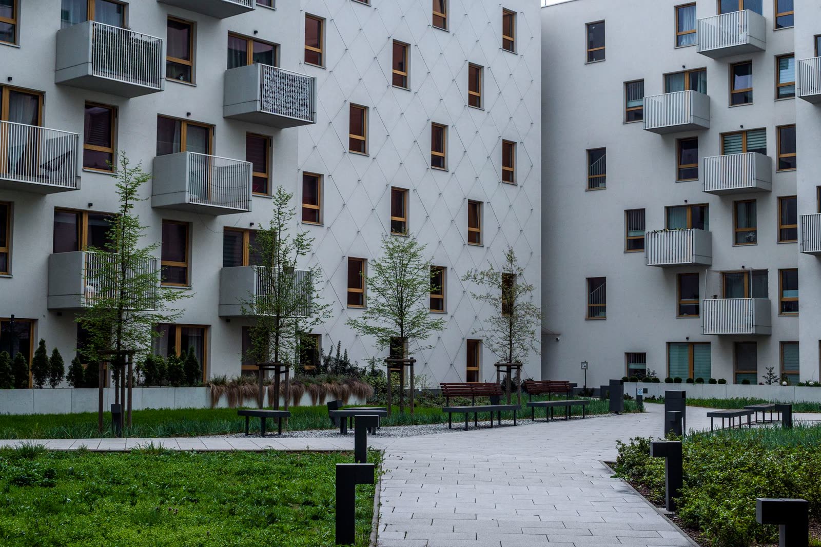 Gepflegte Wohnanlage mit Innenhof und Grünflächen im Sommer
